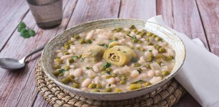 Alcachofas con alubias y guisantes, la receta del guiso de despensa más sabroso
