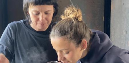 Los chefs cocinan en casa: las alcachofas, pan y menta de Fina Puigdevall y Martina Puigvert