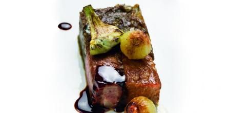 Prepara esta receta gourmet de presa ibérica con alcachofas “a lo pobre”