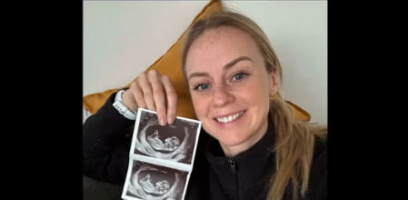 Amanda Ilestedt posa con la ecografía