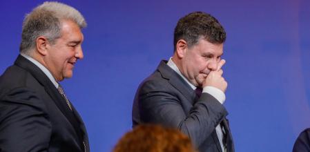 El vicepresidente Eduard Romeu junto al presidente Joan Laporta en el anuncio público de su dimisión