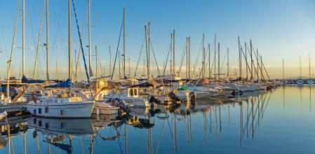El coste de amarrar en un puerto puede oscilar los 400 euros mensuales.