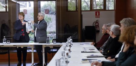 GRAFCAT956. BARCELONA, 06/03/2024.- La consellera de Educación, Anna Simó (i) junto a Jesús Vinyes, coordinador del grupo de expertos impulsado por el Departamento de Educación tras los malos resultados del informe PISA, durante la reunión que han mantenido este miércoles en la que el grupo de expertos ha presentado sus conclusiones para mejorar el rendimiento de los alumnos catalanes. EFE/Toni Albir