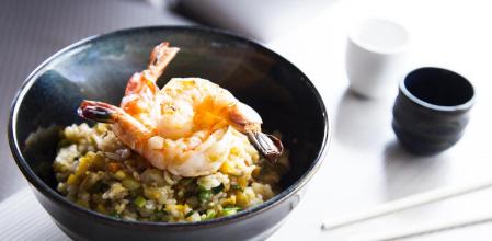 La receta de arroz thai con langostinos más fácil y rápida para viajar a Tailandia