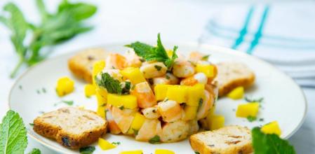 Prepara este delicioso timbal de langostinos y mango