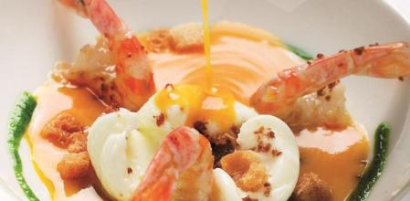 Sopa de calabaza con langostinos y huevo poché, un plato suave y sofisticado