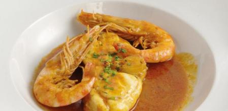 Prepara este irresistible rape con langostinos y salsa Costa Brava
