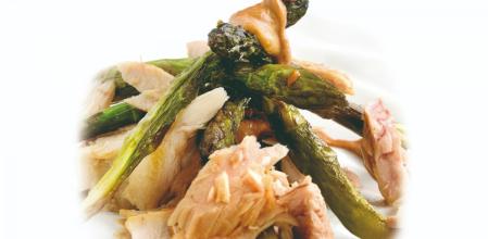 Espárragos verdes con ventresca de atún y romescu, una receta exquisita