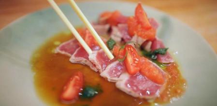 Tataki de atún con tomate rallado