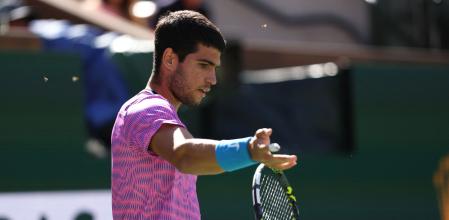 Carlos Alcaraz, rodeado por algunas abejas, en la pista central de Indian Wells