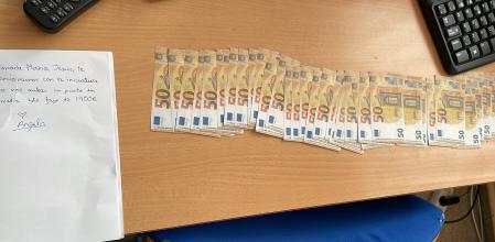 Dos alumnas tratan de sobornar a su profesora con un "fajo" de 1.900 euros para que les suba la nota