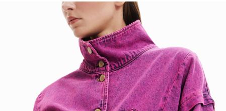 Cazadora vaquera en rosa de Desigual al 50% de descuento.