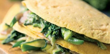 Cómo hacer crepes con harina de garbanzos rellenas de verdura y salsa de tahina