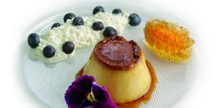 La sabrosa receta de flan con nata montada y miel