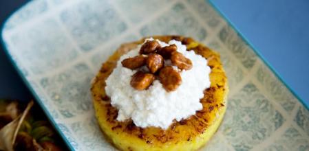 Piña asada con requesón, el postre más deseado de estas navidades