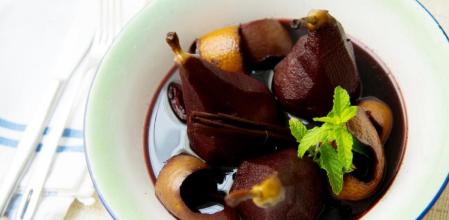 Prepara unas irresistibles peras tibias al vino tinto