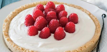 Tarta de frambuesas y crema de vainilla, sencilla y deliciosa