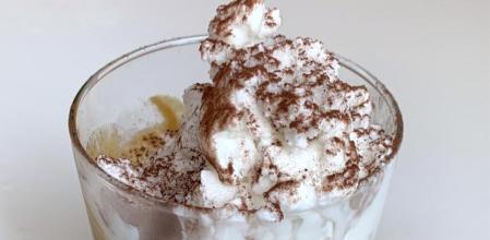 Cómo preparar un refrescante café con hielo con toffe y granizado de coco