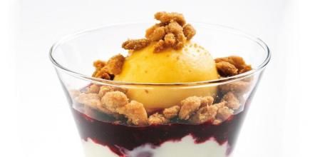 Prepara esta sencilla panna cotta con compota de frutos rojos, maracuyá y crumble