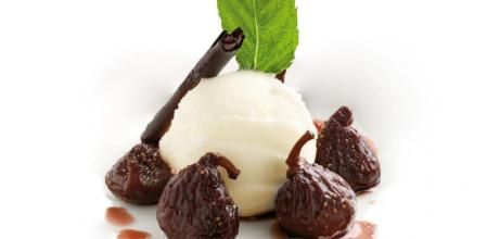 La receta más golosa del verano: helado de vainilla con higos al vino