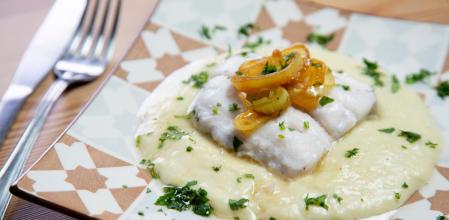 Triunfa con esta receta de merluza con puré de puerro