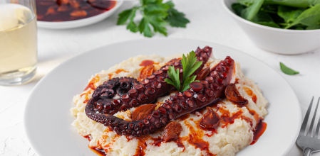 Receta de pulpo a la plancha con ajada y puré de patatas