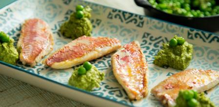 Receta de salmonetes con puré de guisantes