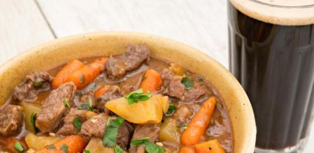 Estofado de carne con cerveza Guinness, la receta tradicional irlandesa para el Día de San Patricio