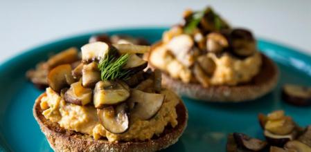 Prepara esta tostada de hummus y setas saludable para cenar