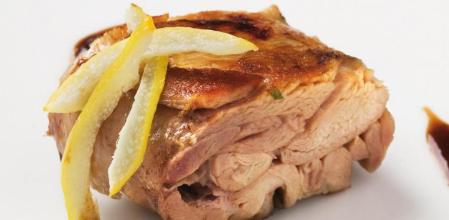 Paletilla de cabrito asada con calabaza y limón, tierna y sabrosa