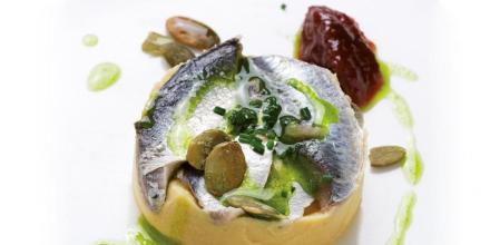 Prepara estas deliciosas sardinas marinadas con hummus y mermelada de tomate