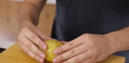 El truco para pelar una patata en pocos segundos (y sin tirar patata)