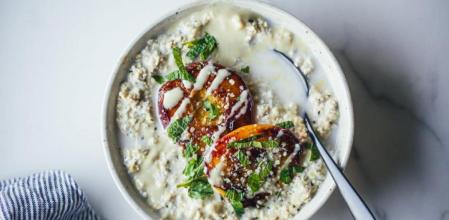 Avena fría con limón, vainilla y melocotón asado, la receta de un desayuno de campeones