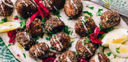 Albóndigas de quinoa y coliflor con base de hummus de limón