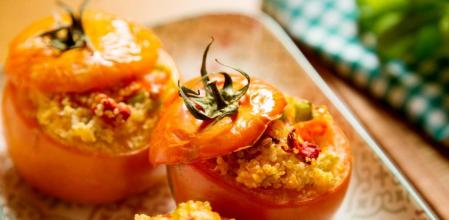Así se preparan unos tomates asados rellenos de quinoa