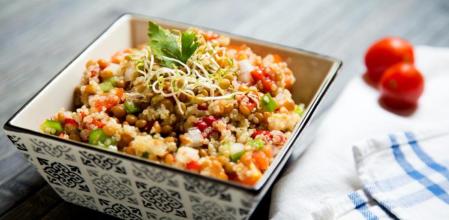 Ensalada de quinoa y lentejas, un plato sencillo y nutritivo