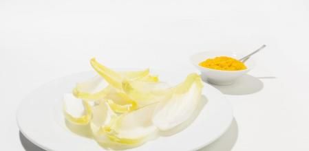 Cómo preparar una tapa de endivias con mojo de zanahorias