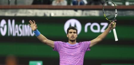 -FOTODELDIA- INDIAN WELLS (EEUU), 16/03/2024.-El tenista español Carlos Alcaraz celebra la victoria ante el italiano Jannik Sinner en la semifinal del Masters 1.000 de Indian Wells. EFE/ John G. Mabanglo