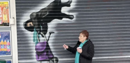 Pintan en la persiana de la tienda a la mujer que se quedó enganchada y colgada durante varios segundos