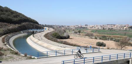 Canal Segarra Garrigues a su paso por Talladell. Al fondo, Tàrrega.