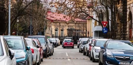 Coches aparcados en ambos lados de la calle en una vía de doble sentido&nbsp;
