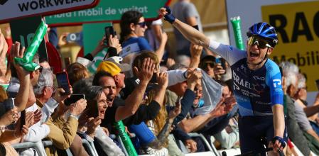 El australiano Nicholas Schultz (Israel - Premier Tech) en el momento de vencer en la primera etapa de la Volta a Catalunya.