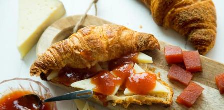Croissant casero con mermelada y queso, la receta más deliciosa