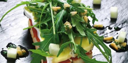 Tostada de queso con membrillo y rúcula ideal para cualquier época del año