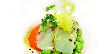 Ensalada tibia de bacalao, habitas y romescu, una receta exquisita