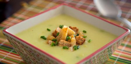 Crema de espárragos y crujiente de bacalao, una receta exquisita