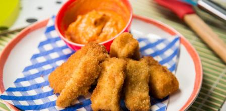 Sorprende con esta receta de bastoncitos de bacalao con romescu