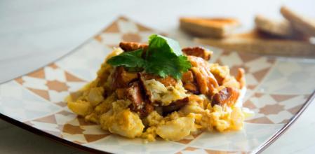 Prepara un sabroso revuelto de bacalao y setas