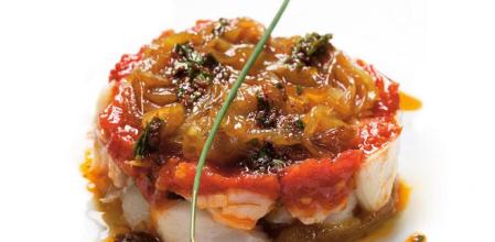 Sorprende con esta receta de bacalao con mermelada de cebolla y tomate
