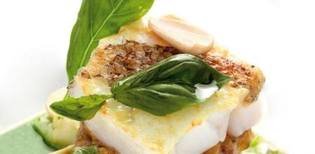 Prepara este sabroso bacalao con aceite de albahaca